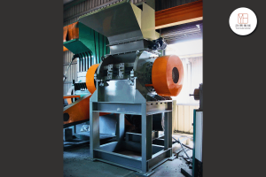 Steel Wire Separator, also known as a tire steel wire remover or single-shaft shredder.